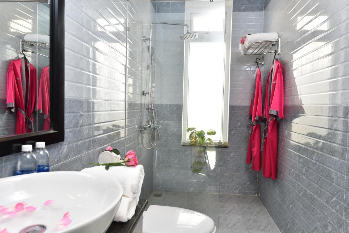 Flamingo Villa Homestay - Big Rooms with Balcony - Close to Hoi An Old Town 200m & Temple Bridge - Large Outside Pool for Sun Bathing