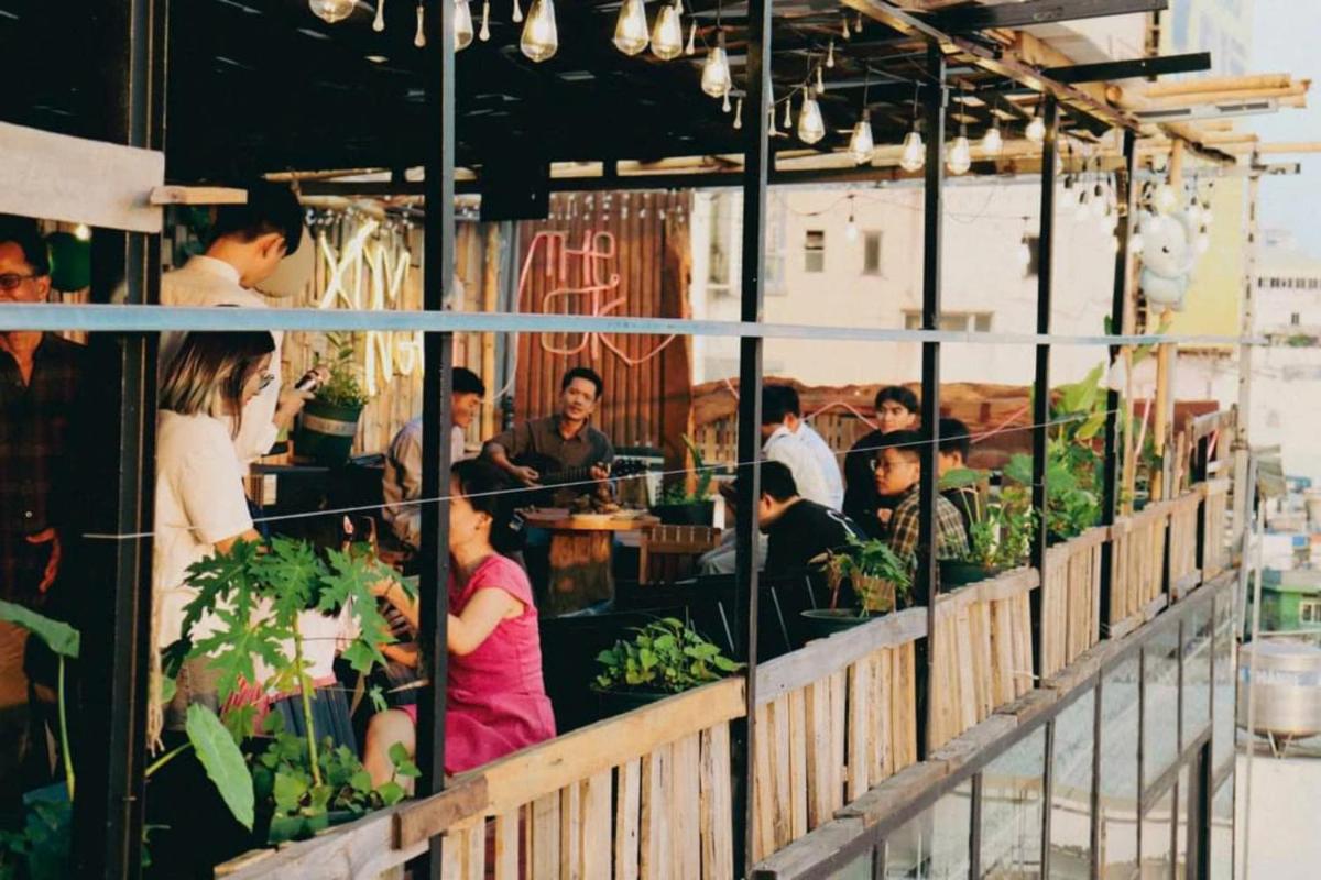 The GK House Hostel, Ecolliving, central city, natural wooden, chill view rooftop, restaurant and cocktail bar