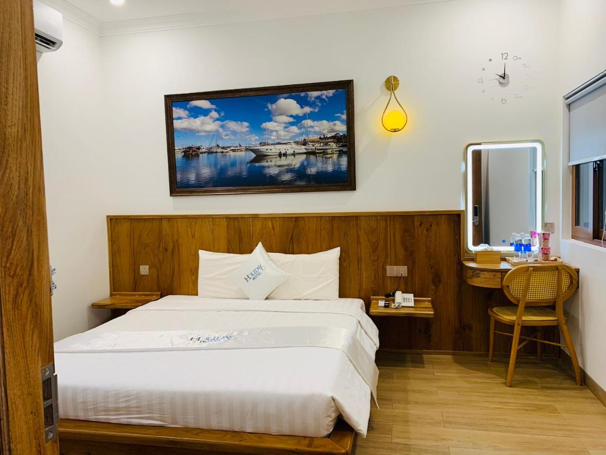 HOLIDAY HOTEL