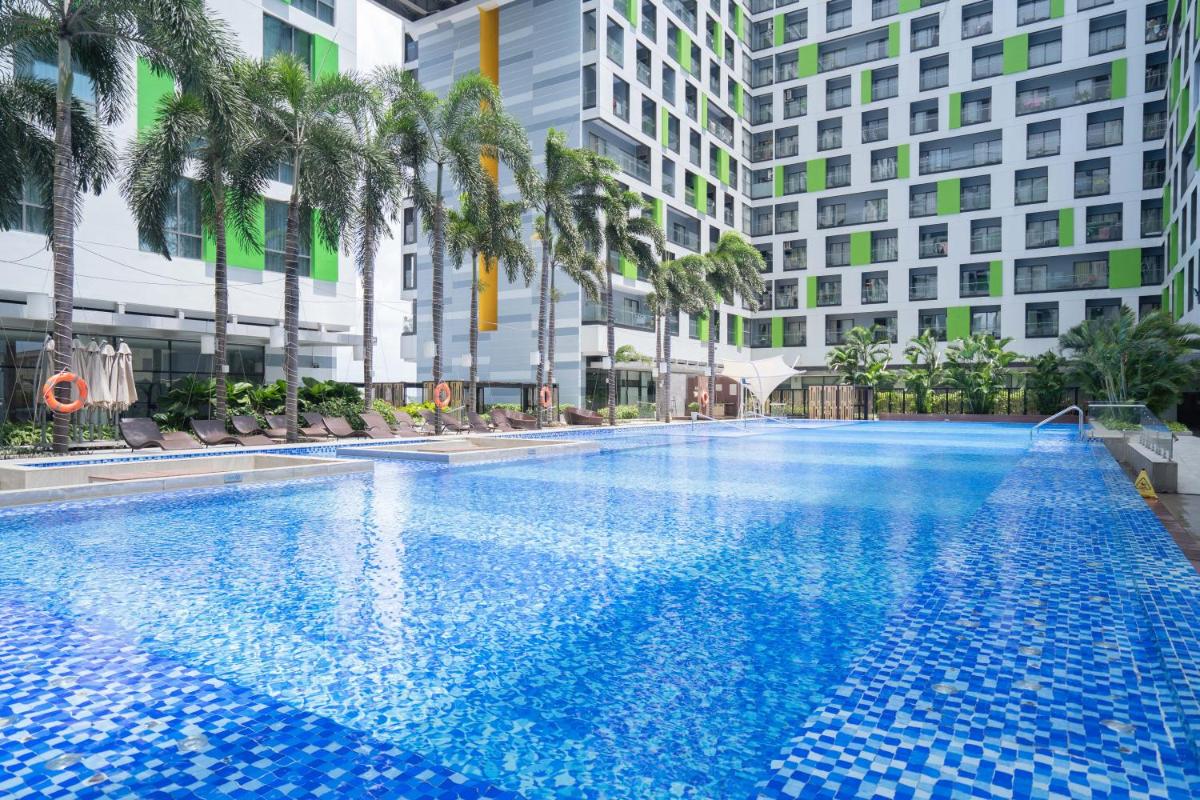 One Bedroom Suite at Republic Plaza - Pool & City View