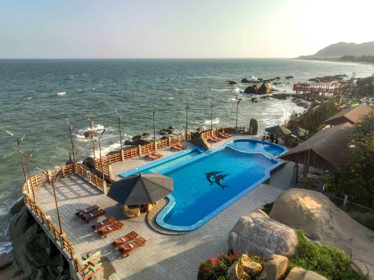 Trân Châu Beach & Resort
