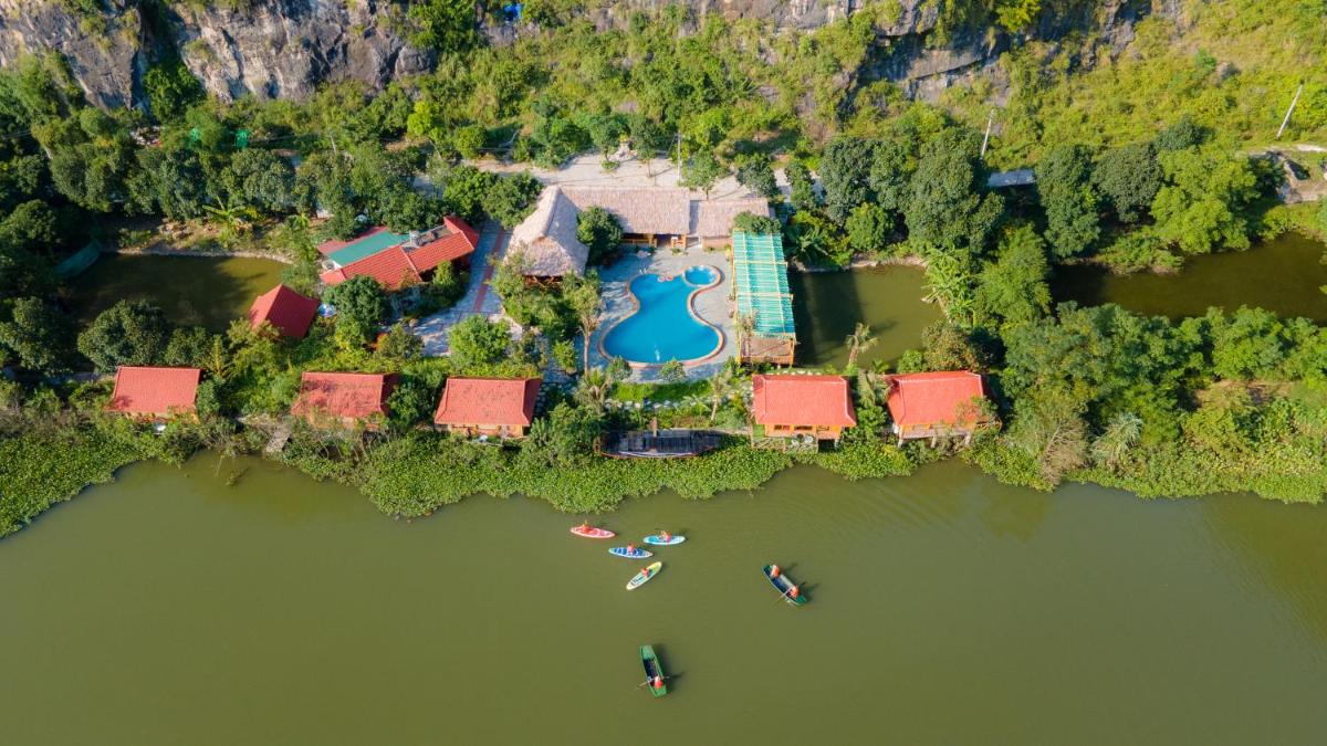 Xuan Son Lakeside Bungalow